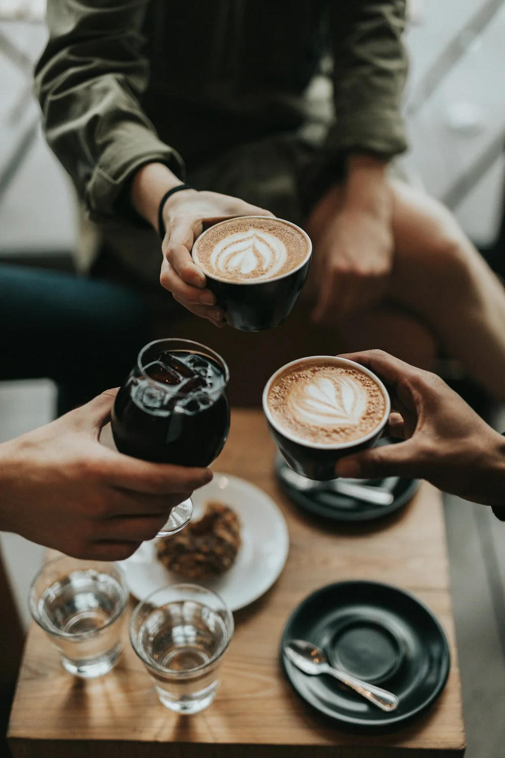 Un moment convivial partagé autour de trois cafés.